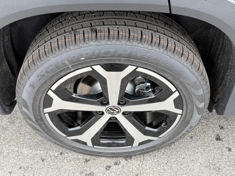 Volkswagen Tiguan Vehicle Full-screen Gallery Image 3