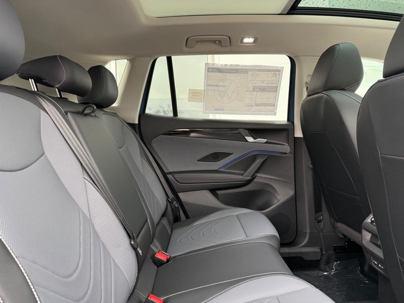 Volkswagen Tiguan Vehicle Full-screen Gallery Image 4