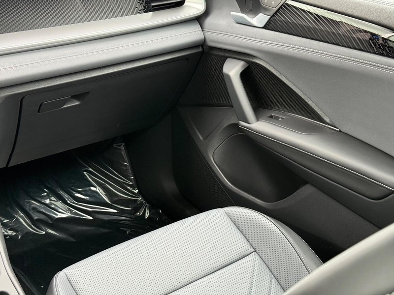 Volkswagen Tiguan Vehicle Full-screen Gallery Image 8