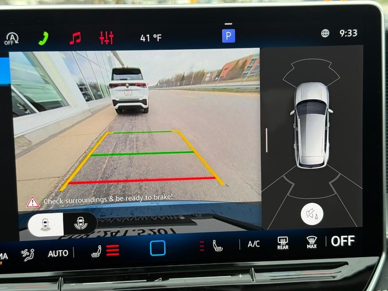 Volkswagen Tiguan Vehicle Full-screen Gallery Image 12
