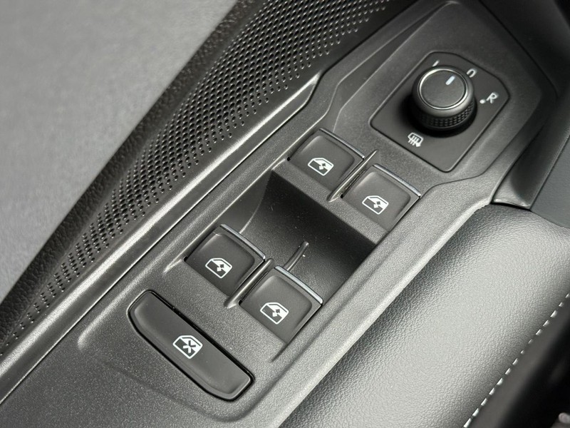 Volkswagen Tiguan Vehicle Full-screen Gallery Image 14