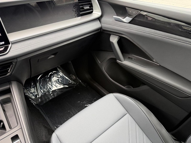 Volkswagen Tiguan Vehicle Full-screen Gallery Image 6