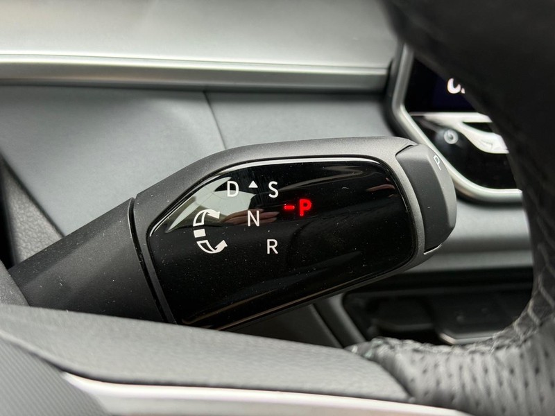 Volkswagen Tiguan Vehicle Full-screen Gallery Image 9