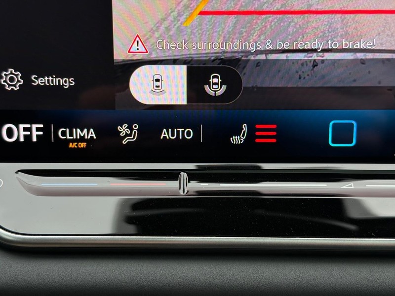 Volkswagen Tiguan Vehicle Full-screen Gallery Image 11