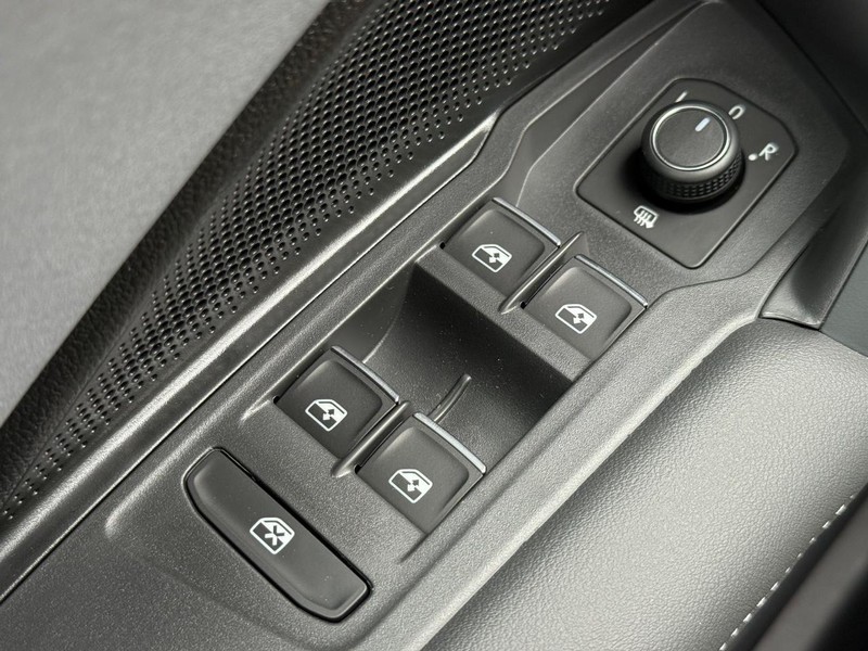 Volkswagen Tiguan Vehicle Full-screen Gallery Image 12