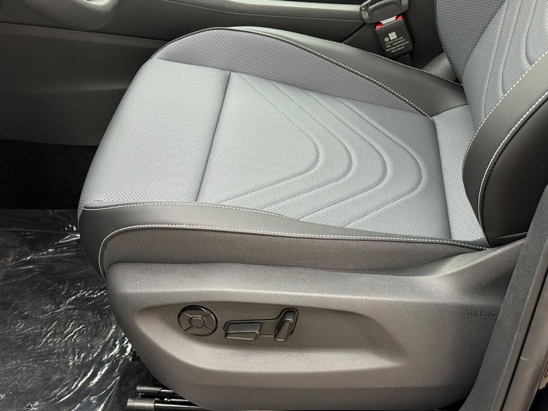 Volkswagen Tiguan Vehicle Full-screen Gallery Image 14