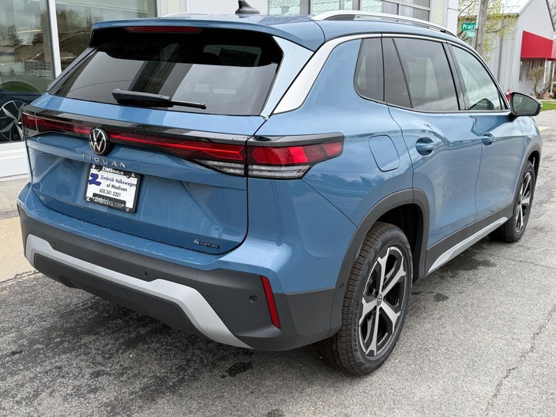 Volkswagen Tiguan Vehicle Full-screen Gallery Image 3