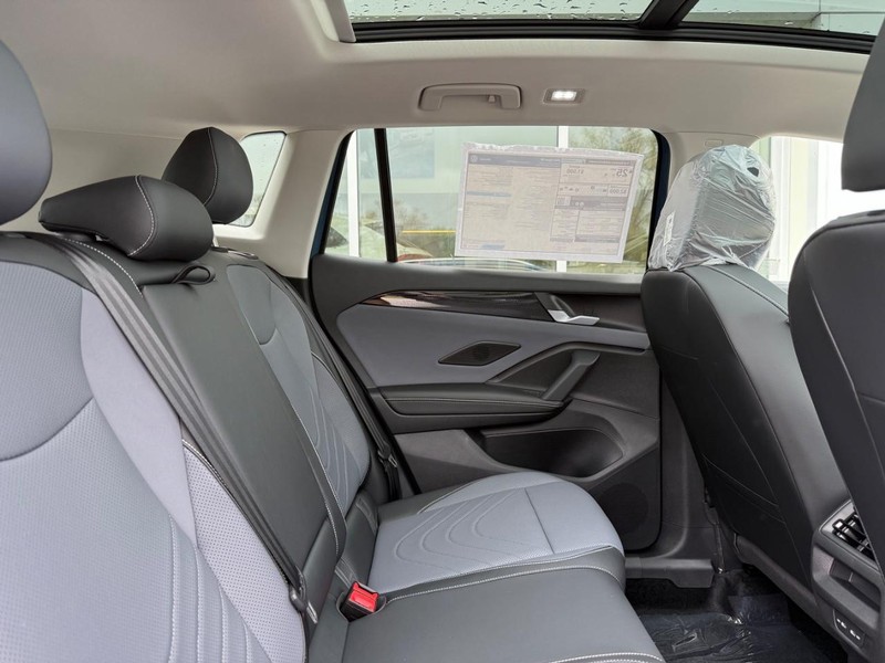 Volkswagen Tiguan Vehicle Full-screen Gallery Image 5