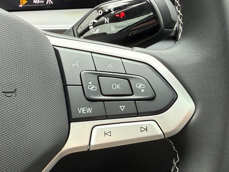 Volkswagen Tiguan Vehicle Full-screen Gallery Image 11