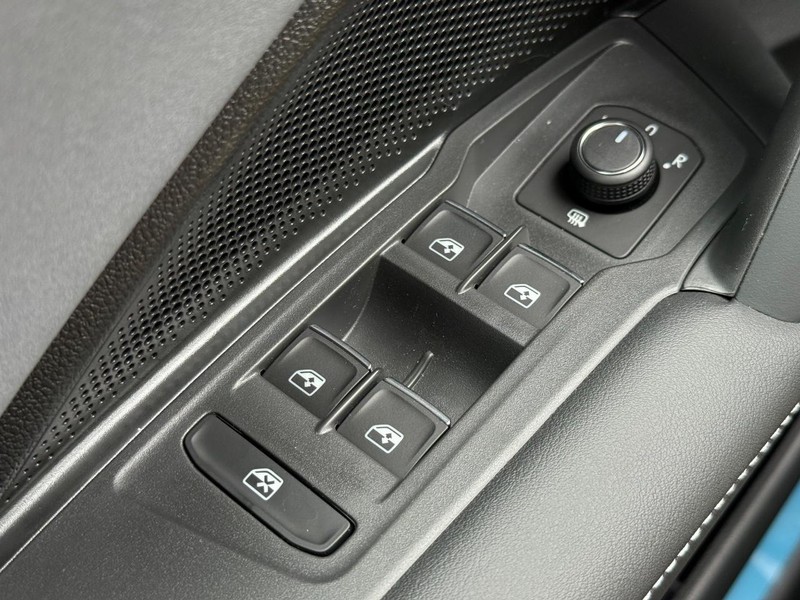 Volkswagen Tiguan Vehicle Full-screen Gallery Image 15