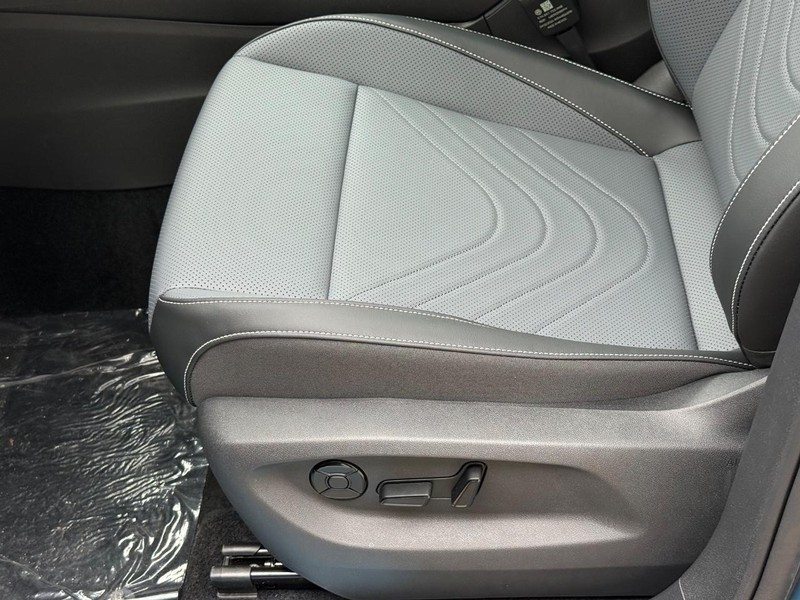 Volkswagen Tiguan Vehicle Full-screen Gallery Image 16