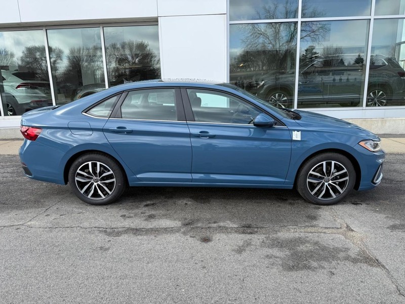 Volkswagen Jetta Vehicle Full-screen Gallery Image 2
