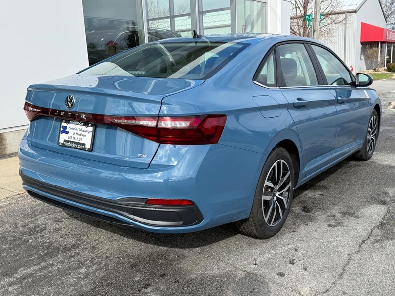 Volkswagen Jetta Vehicle Full-screen Gallery Image 3