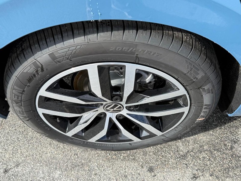 Volkswagen Jetta Vehicle Full-screen Gallery Image 4