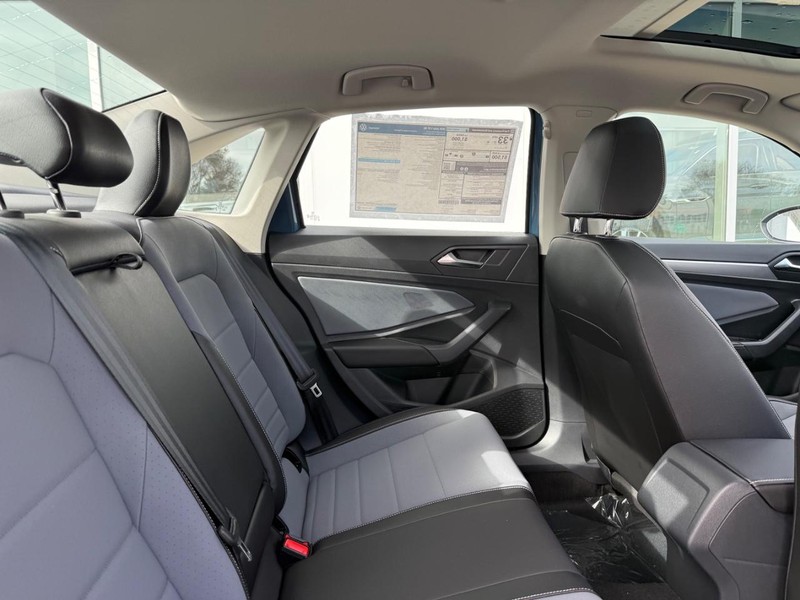 Volkswagen Jetta Vehicle Full-screen Gallery Image 5