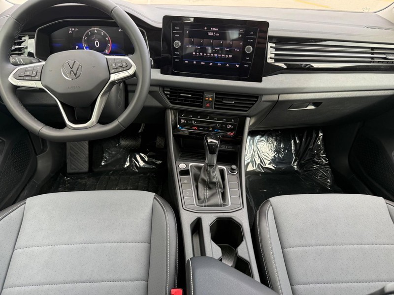 Volkswagen Jetta Vehicle Full-screen Gallery Image 6