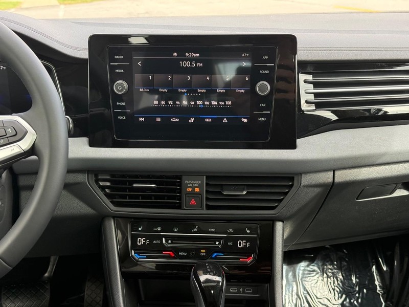 Volkswagen Jetta Vehicle Full-screen Gallery Image 7
