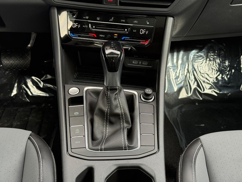 Volkswagen Jetta Vehicle Full-screen Gallery Image 8