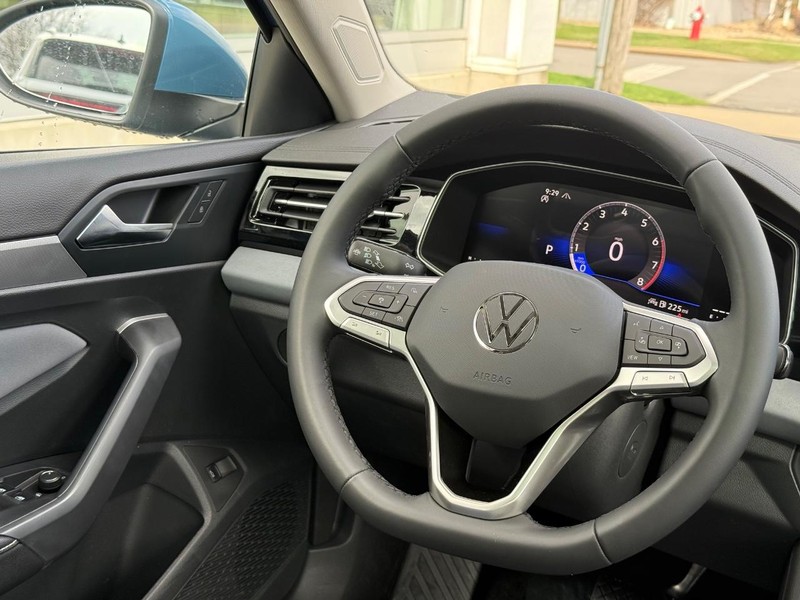 Volkswagen Jetta Vehicle Full-screen Gallery Image 9