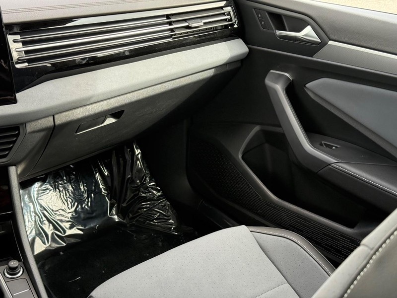Volkswagen Jetta Vehicle Full-screen Gallery Image 10