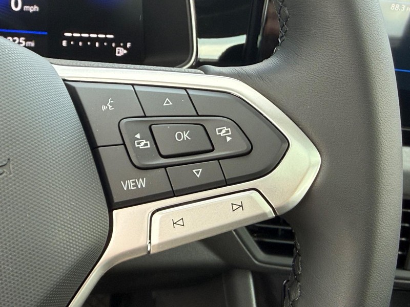 Volkswagen Jetta Vehicle Full-screen Gallery Image 12
