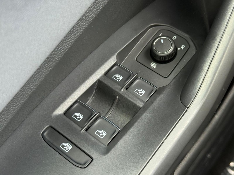 Volkswagen Jetta Vehicle Full-screen Gallery Image 15