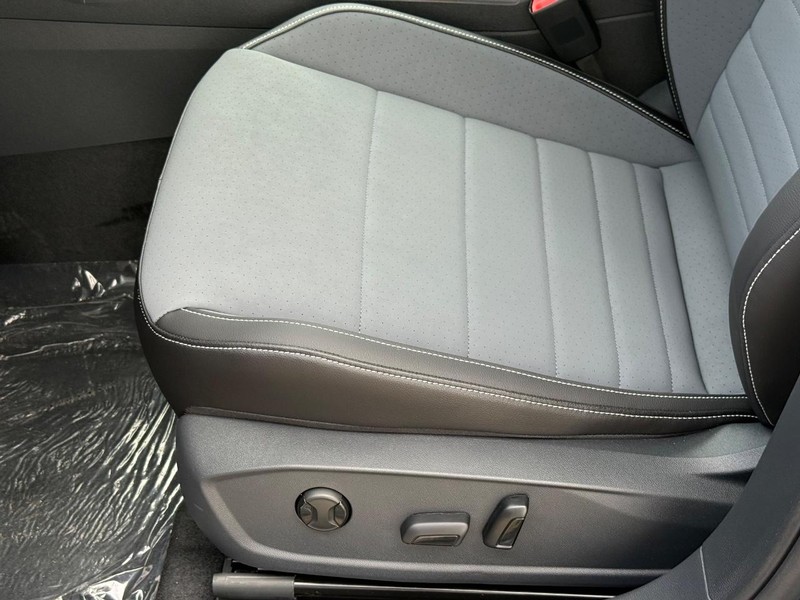 Volkswagen Jetta Vehicle Full-screen Gallery Image 16