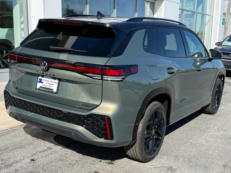 Volkswagen Tiguan Vehicle Full-screen Gallery Image 3