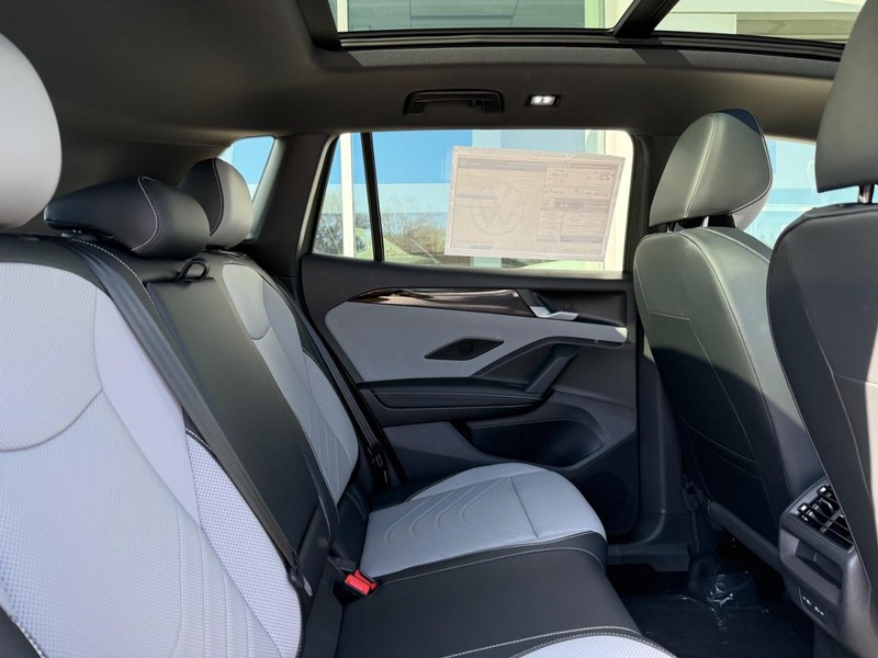 Volkswagen Tiguan Vehicle Full-screen Gallery Image 5