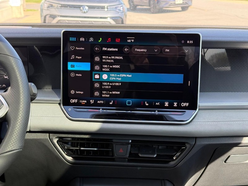 Volkswagen Tiguan Vehicle Full-screen Gallery Image 7