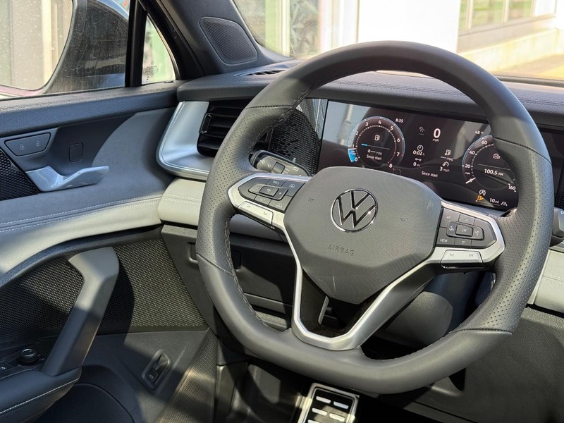 Volkswagen Tiguan Vehicle Full-screen Gallery Image 8