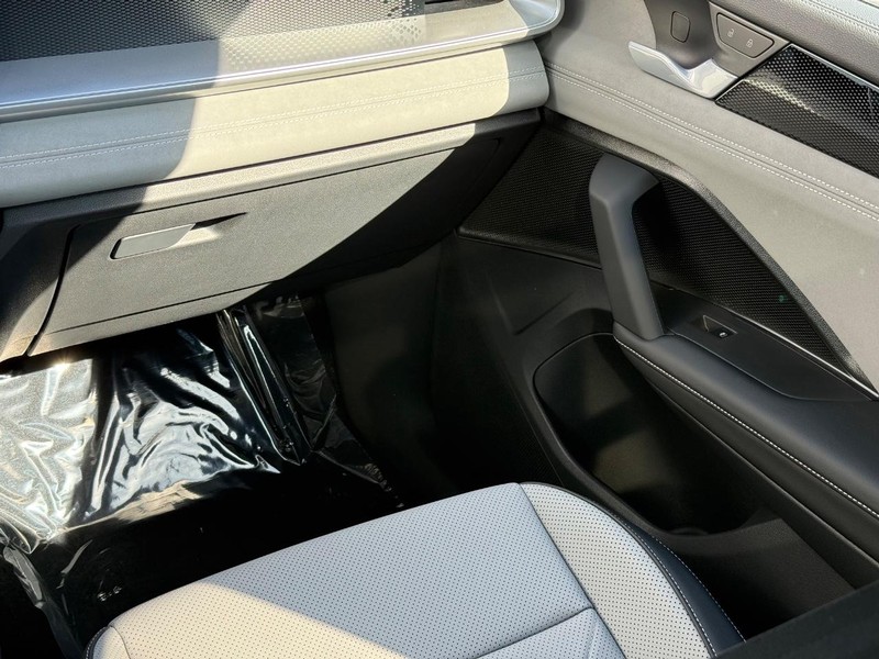 Volkswagen Tiguan Vehicle Full-screen Gallery Image 9