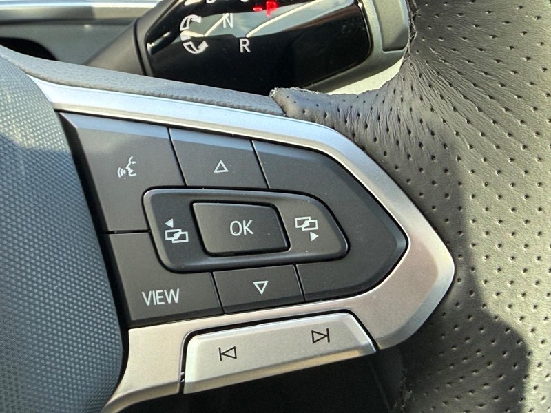 Volkswagen Tiguan Vehicle Full-screen Gallery Image 11