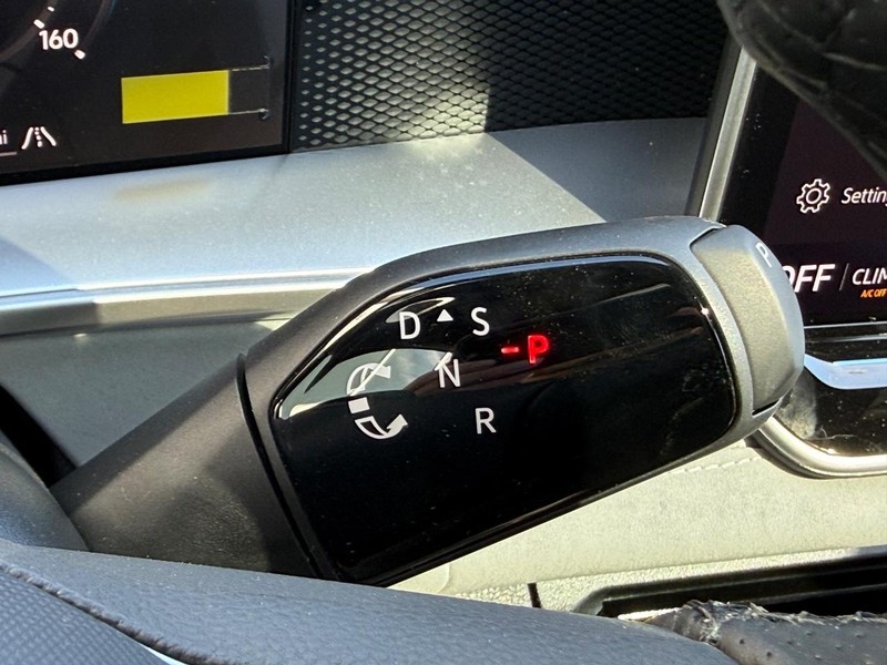 Volkswagen Tiguan Vehicle Full-screen Gallery Image 12
