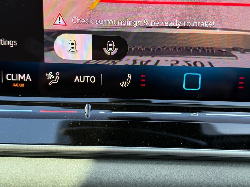 Volkswagen Tiguan Vehicle Full-screen Gallery Image 14