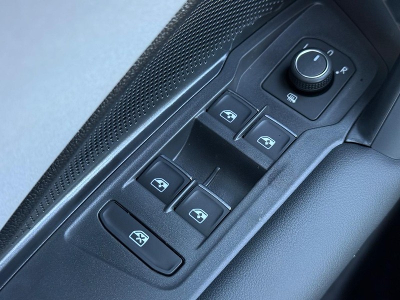 Volkswagen Tiguan Vehicle Full-screen Gallery Image 15