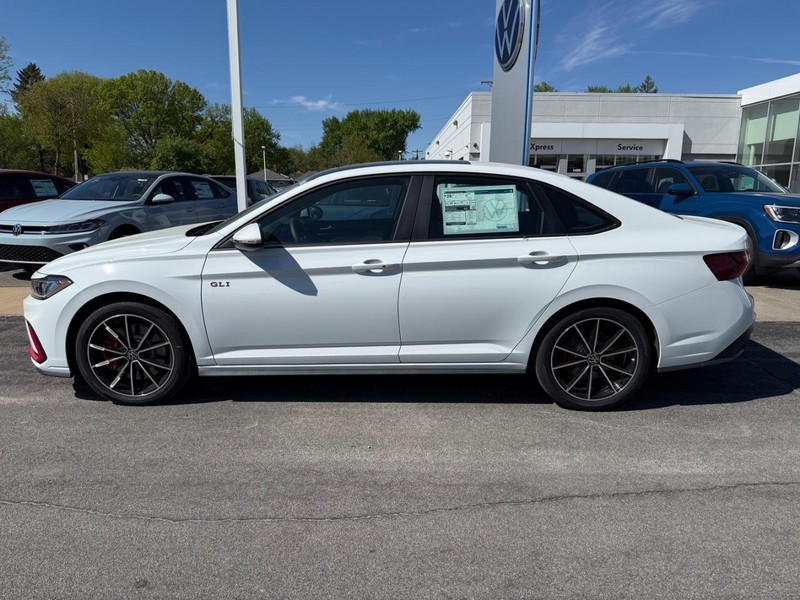 Volkswagen Jetta GLI Vehicle Full-screen Gallery Image 2
