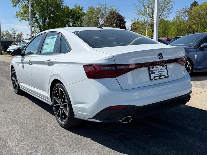 Volkswagen Jetta GLI Vehicle Full-screen Gallery Image 3
