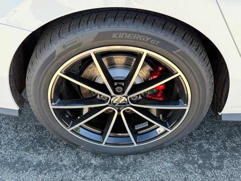 Volkswagen Jetta GLI Vehicle Full-screen Gallery Image 4
