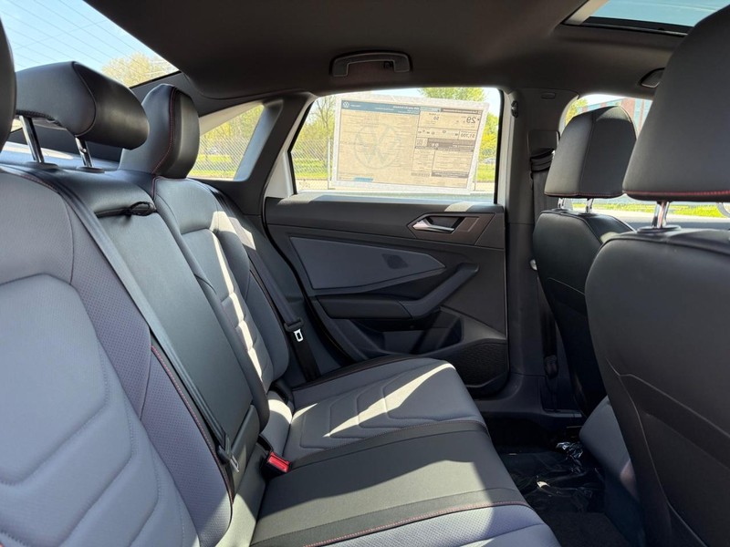 Volkswagen Jetta GLI Vehicle Full-screen Gallery Image 5