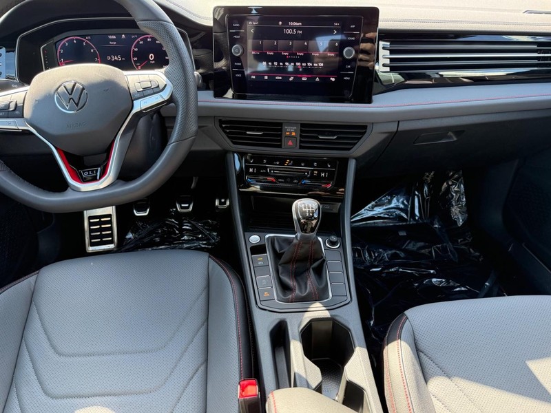 Volkswagen Jetta GLI Vehicle Full-screen Gallery Image 6