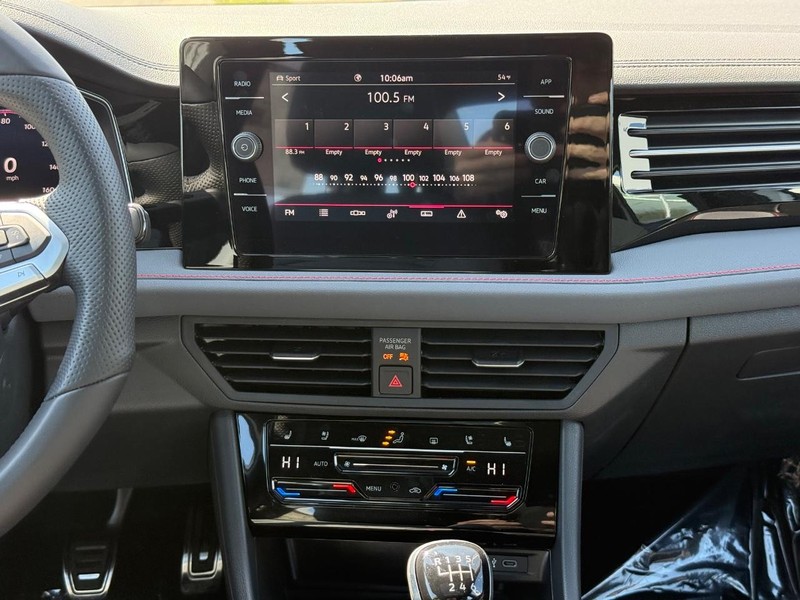 Volkswagen Jetta GLI Vehicle Full-screen Gallery Image 7
