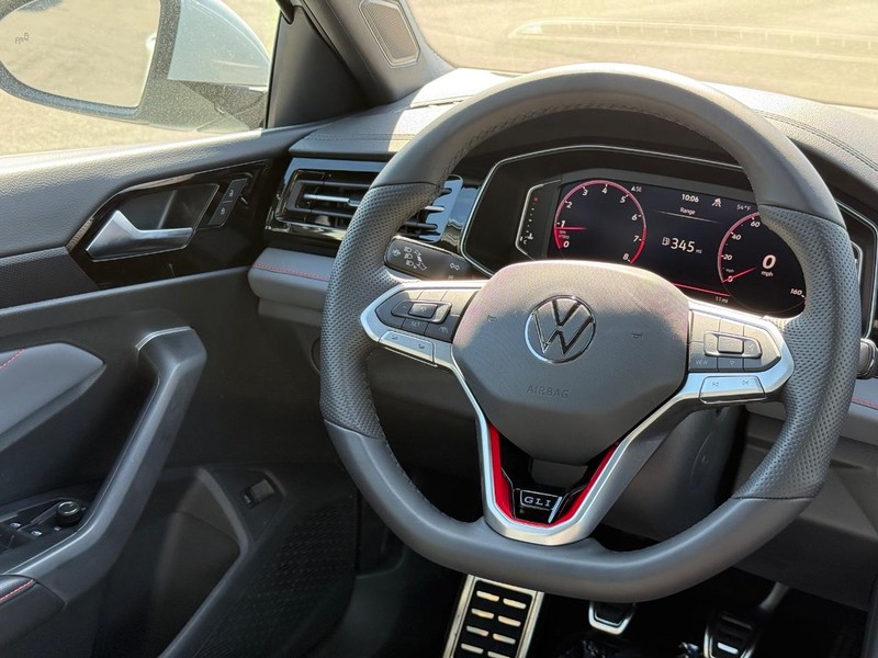 Volkswagen Jetta GLI Vehicle Full-screen Gallery Image 9