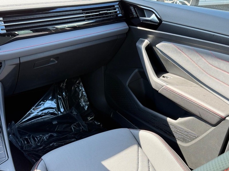 Volkswagen Jetta GLI Vehicle Full-screen Gallery Image 10