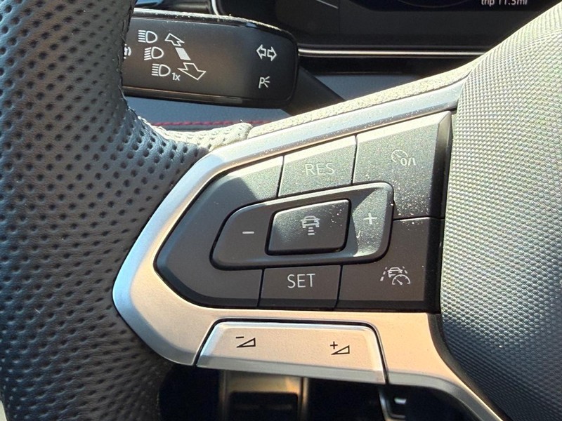 Volkswagen Jetta GLI Vehicle Full-screen Gallery Image 11