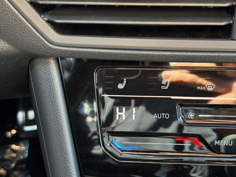 Volkswagen Jetta GLI Vehicle Full-screen Gallery Image 14