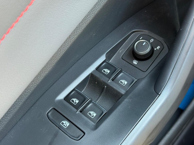 Volkswagen Jetta GLI Vehicle Full-screen Gallery Image 15