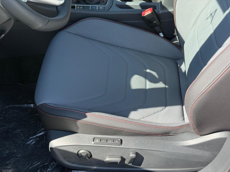 Volkswagen Jetta GLI Vehicle Full-screen Gallery Image 16