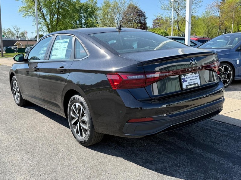 Volkswagen Jetta Vehicle Full-screen Gallery Image 3