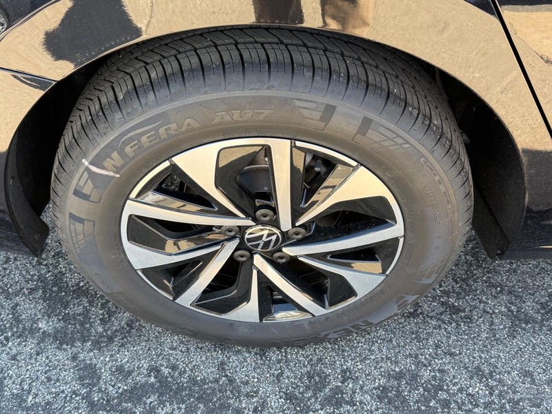 Volkswagen Jetta Vehicle Full-screen Gallery Image 4